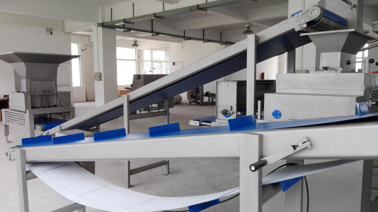 Easy Operate Industrial Laminating Machine 800 Mm Belt Width For Danish Pastry
