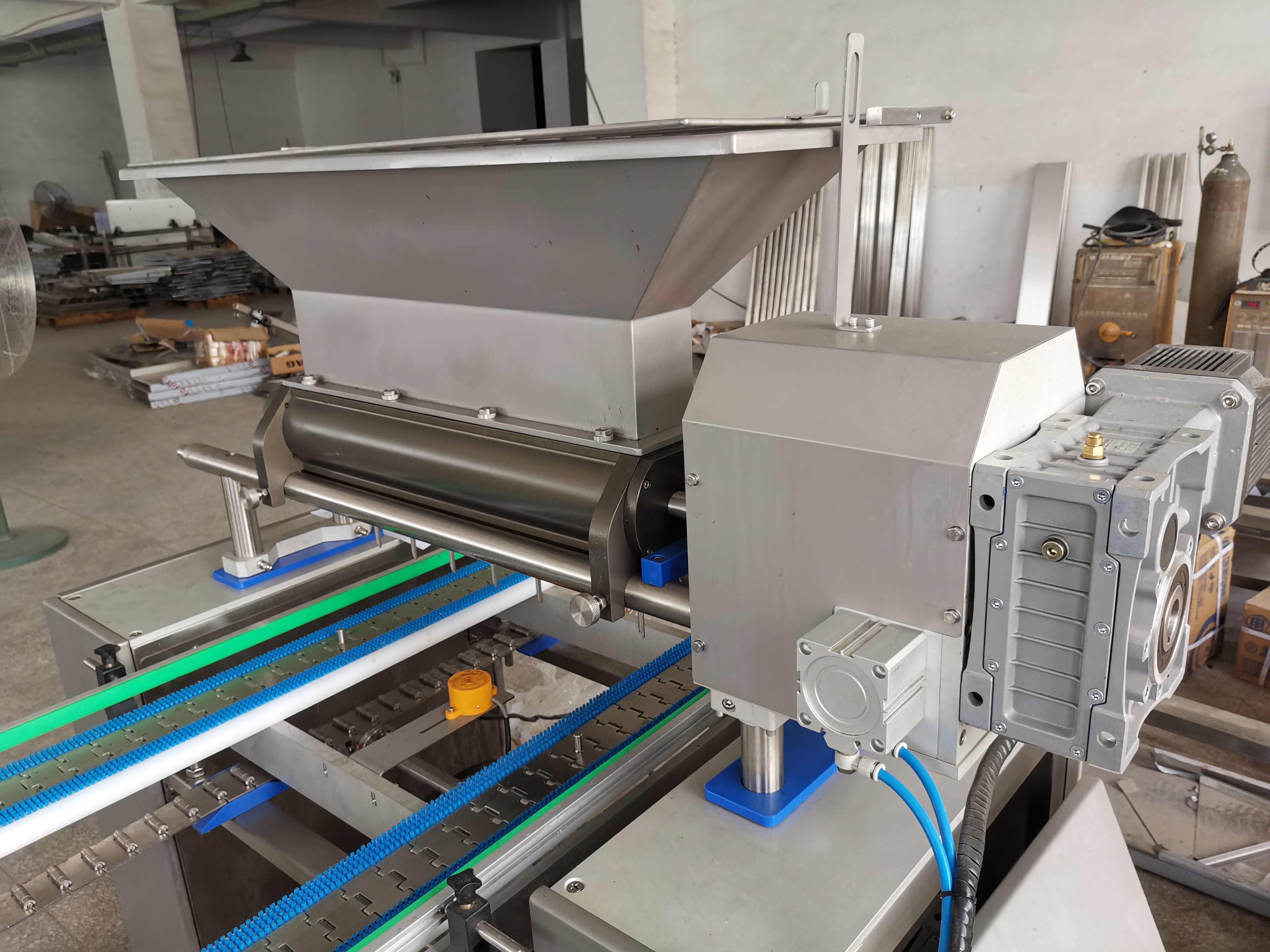 CE Cake Fillings Injector With PLC Control And Servo For Swiss Roll Production Line